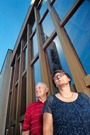 Der Synodale Peter Aeschlimann und die reformierte Pfarrerin Barbara Ingold vor der katholischen Kirche in Wikon. (Bild Nadia Schärli)