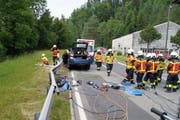 Die Freiwillige Feuerwehr der Stadt Zug war vor Ort, um den Fahrer aus dem beschädigten Auto zu bergen. (Bild: Zuger Polizei)