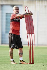 An dem muss man auf dem Fussballfeld erst mal vorbeikommen: Valon Behrami. (Bild: Daniela Frutiger/Freshfocus (Rapperswil, 28. August 2017))