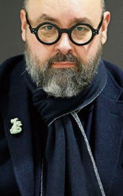 Carlos Ruiz Zafón (52) übertreibt in mancher Hinsicht, aber gerade das macht die Besonderheit seiner Bücher aus. (Bild: EPA (11. Februar 2017))