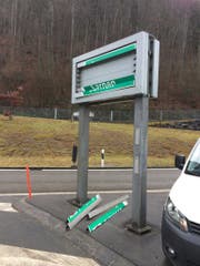 Die beschädigte Wechselsignalanlage bei der Autobahnauffahrt. (Bild: Kantonspolizei Obwalden)