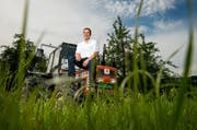 Stefan Doppmann (31), Präsident der Junglandwirte Zentralschweiz, auf einer Wiese bei seinem Hof in Blatten. (Bild: Philipp Schmidli / Neue LZ)