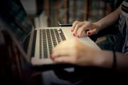 Im Internet versuchen Betrüger, das Vertrauen ihrer Opfer zu gewinnen – bevor sie teils hohe Geldbeträge fordern. (Bild: Getty)