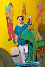 Karin Hartmann in der Spielecke des Kinderspitals.Bild: Roger Grütter (Luzern, 18. Oktober 2016)