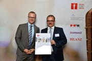 Platz 2 in der Kategorie 100 bis 249 Mitarbeiter: Obwaldner Kantonalbank. Auf dem Bild: Christoph Amstad (Leiter Personal und Entwicklung, links) sowie CEO Bruno Thürig. (Bild: PD)