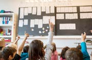 In Obwalden wird der Lehrplan 21 im Jahr 2017 eingesetzt. Im Bild: Erstklässler während des Unterrichts in einem Aargauer Schulhaus. (Bild: Keystone/Christian Beutler)