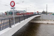 Die Zufahrt nach Reussbühl ab der Unteren Zollhausbrücke (Hauptstrasse) ist für den öffentlichen Verkehr und den Langsamverkehr reserviert. (Bild: Roger Grütter)