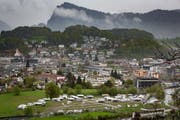 Rund 500 Jenische mit rund 60 Wohnwagen wohnen seit dem Wochenende vom 16. April auf einem Industrieareal im Schlund in der Gemeinde Kriens. (Bild: Philipp Schmidli / Neue LZ)