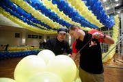 Arbeiten für die Dekoration: Adrian Rogger (links) und Thomas Kempf von der Guggenmusig Belcantos. (Bild Stefan Kaiser/Neue ZZ)