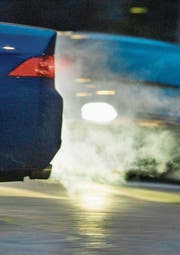Der durchschnittliche CO2-Ausstoss von Neuwagen in der Schweiz ist noch immer zu hoch. (Bild: Gaëtan Bally/Keystone)
