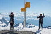 Luzern Tourismus möchte mehr Gastfreundschaft. Zwei Touristinnen auf der Rigi. (Archivbild) (Bild: Neue LZ/Dominik Wunderli)