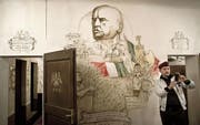 Eine Wandmalerei von Mussolini an seinem Geburtsort Predappio, das heute ein Wallfahrtsort für Neofaschisten ist. (Bild: Imago (28. Oktober 2012))