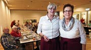 Albi Haupt (links) und ihre Nachfolgerin Emmi Meier beim Weihnachtsessen im St.-Thomas-Zentrum. (Bild: Werner Schelbert (Inwil, 20. Dezember 2017))