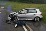 Beim einen Auto liegt die Frontabdeckung des andern. (Bild: Zuger Polizei)