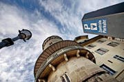 Die neun Parkplätze vor dem Zurgilgenhaus auf dem Schwanenplatz werden in den nächsten zwei Jahren aufgehoben. (Bild Pius Amrein)