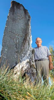 Heinrich Häfliger vor dem Millenniumstein, den er Langnau vermacht hat. (Bild: Eveline Beerkircher (Langnau, 29. September 2016))