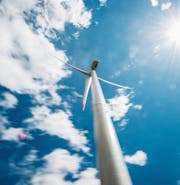 Liefert sauberen, aber unstetigen Strom: Windkraftwerk Haldenstein bei Chur. (Bild: Benjamin Manser (27. April 2016))