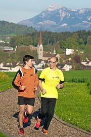 Kasimir (rechts) und Raphael Kunz beim Lauftraining auf der Finnenbahn bei der Sportanlage Rothen in Luzern-Reussbühl.Bild Beat Blättler