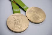 Die olympischen Goldmedaillen von Schürch und Gyr. (Bild: Neue LZ / Pius Amrein)