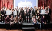 Gruppenbild mit Vertretern der ausgezeichneten Schwyzer Schulen und Bundesrätin Doris Leuthard. (Bild: PD)