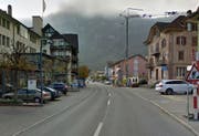 Der Unfall ereignete sich auf der Seestrasse in Hergiswil beim Seehotel Pilatus (links im Bild). (Bild: Google Maps)
