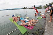 Der Zugersee lockte trotz kühler Temperaturen. (Bild: Roger Zbinden (Zug, 12. August 2017))