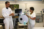 Die Didaktobox zeigt Keime auf der Haut. Infektiologe Roman Gaudenz mit Hygienefachberaterin Brigitte Schalk Jufer. (Bild Marion Wannemacher)