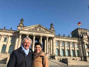 Ein bisschen Sightseeing musste auch sein beim Berlin-Besuch: Emil Steinberger und seine Frau Niccel vor dem Reichstag. (Bild: PD/Emil und Niccel Steinberger)
