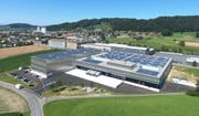 Die 4200 Solarpanels produzieren auf dem Dach mehr Strom als die Firma benötigt. (Bild: PD)