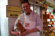 Metzgermeister Urs Doggwiler mit einem «Fasten-Hot-Dog». (Bild Roger Rüegger)