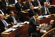 Premier Alexis Tsipras bei der Abstimmung über die Einsetzung des Untersuchungsausschusses. (Bild: Alexandros Vlachos/EPA (Athen, 21. Februar 2018))