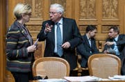 SVP-Nationalrat Christoph Blocher im Gespräch mit FDP-Fraktionschefin Gabi Huber. (Bild: Keystone / Alessandro della Valle)