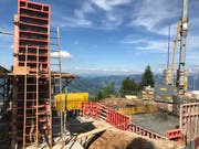 Auf der Bergstation Rigi Scheidegg entsteht der erste der Betonpfosten, welche dereinst den Antrieb der Bahn tragen werden. (Bild: PD/Rita Baggenstos, LKRS AG)