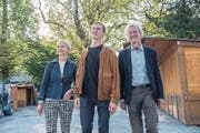 Die Abstimmungssieger auf dem Inseli: Juso-Präsident Linus Petermann (Mitte) und die Stadträte Manuela Jost (GLP) und Adrian Borgula (Grüne). (Bild: Nadia Schärli (Luzern, 24. September 2017))