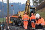Der Bagger wird wieder auf die Schiene gehievt. (Bild: Nadia Schärli (Menznau, 14. November.2017))
