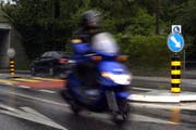 Der Rollerfahrer wurde vom Autolenker übersehen. (Symbolbild) (Bild: Archiv / Neue LZ)
