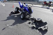 Bei der Kollision wurde das Quad stark beschädigt. (Bild: Kantonspolizei Nidwalden)
