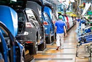 Wegen des Streiks mehrerer Zulieferbetriebe standen bei VW zwischenzeitlich Teile der Produktion still. Das Bild zeigt eine Golf-Produktionsstrasse im Werk in Wolfsburg Anfang August, vor den Streiks. (Bild: Getty/Michael Gottschalk)