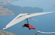 Bruno Moser mit seinem Delta kurz nach dem Start von der Rigi und hoch über dem Zugersee. (Bild: PD)