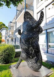 Tony Craggs «Ferryman» schaut hinaus auf die Weiten des Zugersees. (Bild Stefan Kaiser)