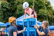 Auf Getränkekisten klettern war 2017 am Zuger Sports Festival auch bei Kindern beliebt. (Bild: Patrick Hürlimann / ZZ (Zug, 19. August 2017))