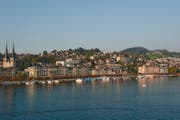 Die Hotelzone von Luzern mit Hofkirche. Das Beau Séjour findet sich - hier unsichtbar - im Park ganz rechts. (Bild: Roger Grütter, Luzernerzeitung / Luzern, 03.10.2011)