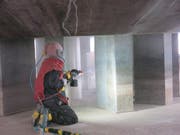 Sandstrahlarbeiten unter der Zeltabdeckung des Wagenbachbrunnens mit Schutzbekleidung und Atemgerät (Bild: PD)