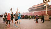 Facebook-Chef Mark Zuckerberg joggte im März 2016 öffentlichkeitswirksam durch Peking. (Bild: Facebook)
