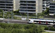 Die Stadtbahn Zug auf Höhe Lindenpark. (Bild: Stefan Kaiser (Zug, 10. Mai 2016))
