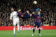Barcelona's Gerard Pique kicks the ball with Real Madrid's Sergio Ramos, left, and Barcelona's Lionel Messi, right, during a Spanish La Liga soccer match between FC Barcelona and Real Madrid at Camp Nou stadium, in Barcelona, Spain, Sunday, March 22, 2015. (AP Photo/Emilio Morenatti) (Bild: EMILIO MORENATTI (AP))