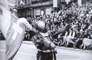 Behelmter Fahnenträger grüsst das Publikum beim Festumzug 1978. (Bild: Stadtarchiv Luzern, F2a Anlässe, R.E. Hopfner)