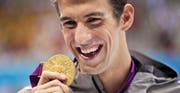 Freut sich über seine 18. Goldmedaille: der Amerikaner Michael Phelps nach dem Sieg mit der 4 x 100-m-Lagenstaffel. (Bild: AP/Matt Slocum)