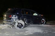 Das Auto prallte mit dem Heck in einen Baumstrunk. (Bild: Luzerner Polizei)