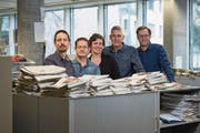 Regionale Ressorts: Flurina Valsecchi (Mitte, Leiterin) – und von links: Robert Knobel (Leiter Ressort Stadt/Region), Lukas Nussbaumer (Stv. Leiter und Politreporter), Christian Peter Meier (Leiter Reporterpool) und Alexander von Däniken (Leiter Ressort Kanton). (Bild: Dominik Wunderli)